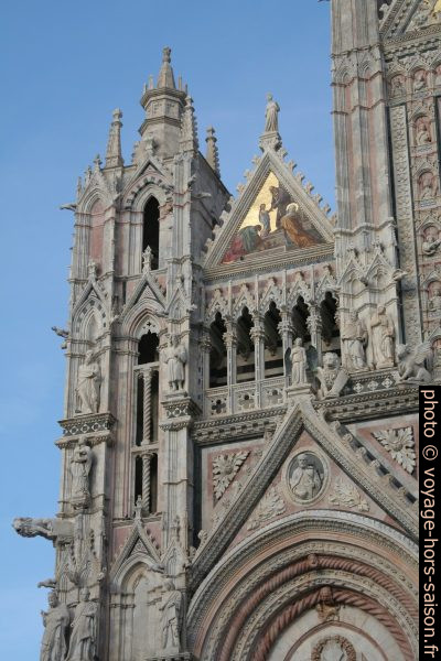 Détail de la façade de la cathédrale de Sienne. Photo © André M. Winter