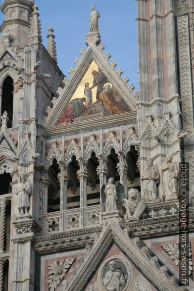 Détail de la façade de la cathédrale de Sienne. Photo © André M. Winter