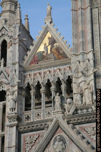 Détail de la façade de la cathédrale de Sienne. Photo © André M. Winter