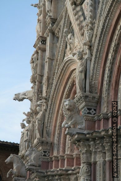 Détail de la façade de la cathédrale de Sienne. Photo © André M. Winter