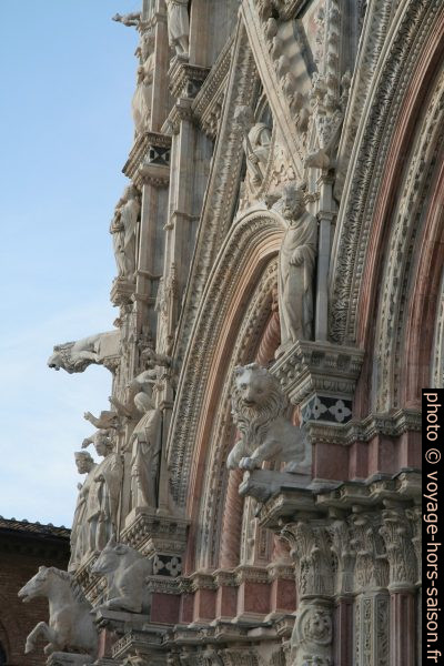 Détail de la façade de la cathédrale de Sienne. Photo © André M. Winter