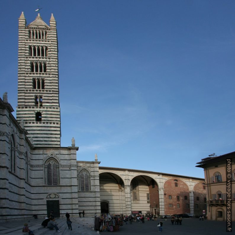 Campanile et extension inachevée de la cathédrale de Sienne. Photo © André M. Winter