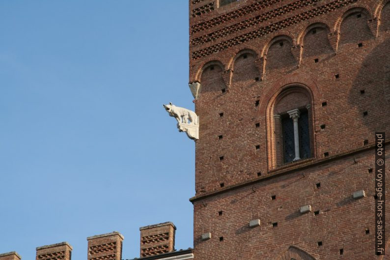 Une figure de louve allaitante forme une gargouille de la Torre del Mangia. Photo © André M. Winter