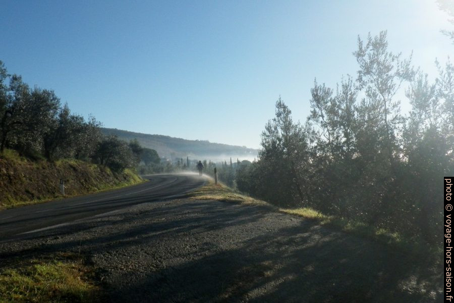 Alex au bord de la route avec la brume qui se lève. Photo © André M. Winter