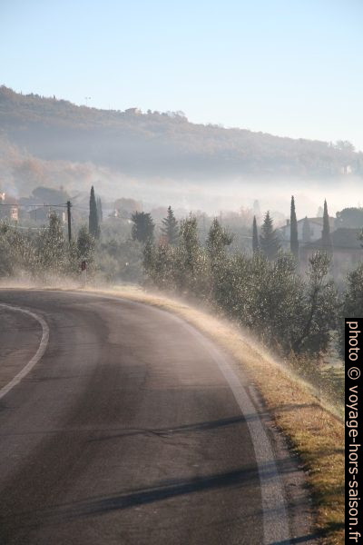 Le soleil perce le brouillard en Toscane. Photo © Alex Medwedeff