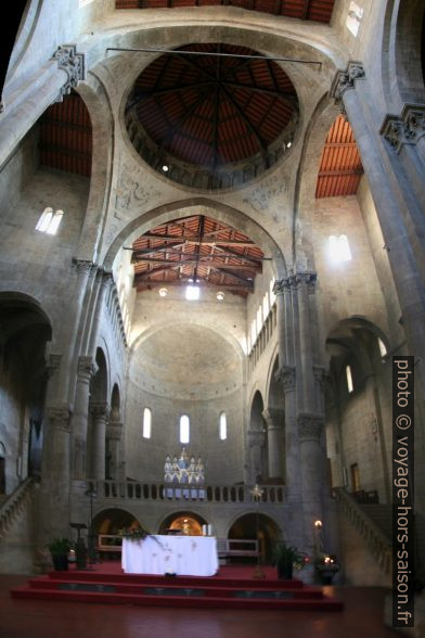 Panorama vertical du chœur surélevé de l'église Santa Maria della Pieve. Photo © André M. Winter