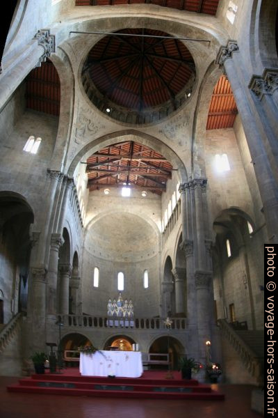 Panorama vertical du chœur surélevé de l'église Santa Maria della Pieve. Photo © André M. Winter