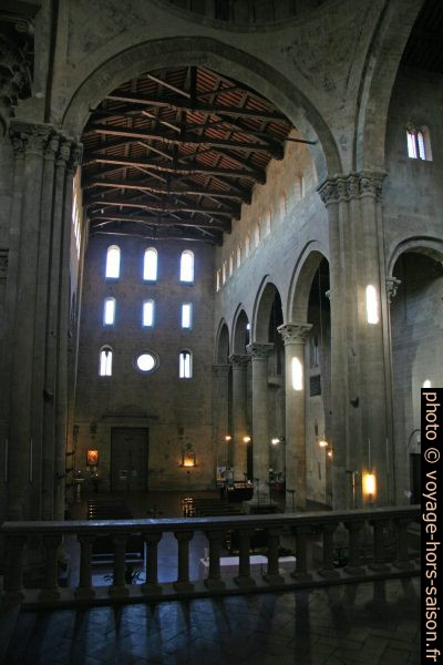 Nefs séparées par des colonnes fasciculées de l'église Santa Maria della Pieve. Photo © André M. Winter