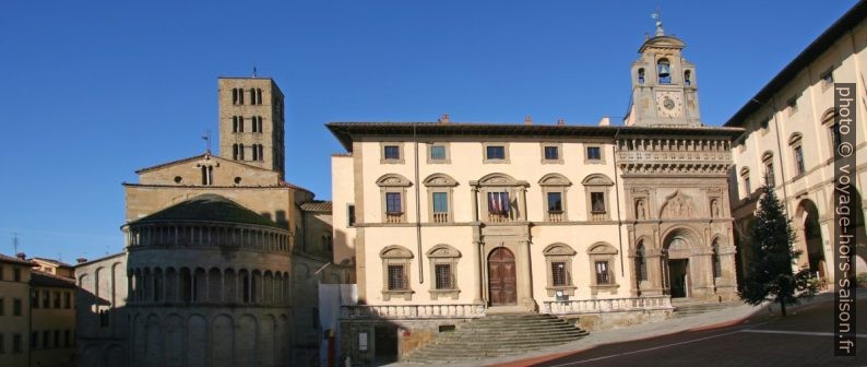 Église Santa Maria della Pieve, Palazzo dei Tribunali et la Fraternita dei Laici. Photo © André M. Winter