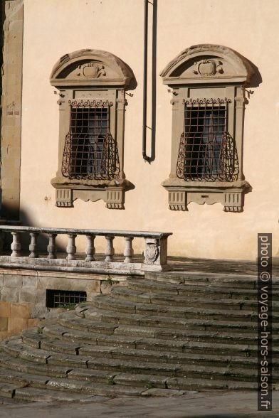 Deux fenêtres et escalier du Palais du Tribunal d'Arezzo. Photo © Alex Medwedeff