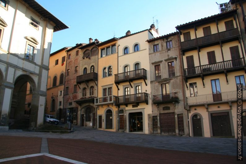 Maisons médiévalles de la Piazza Grande d'Arezzo. Photo © Alex Medwedeff
