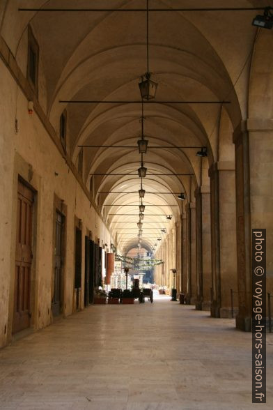 Vue transversale de la Loggia di Vasari à Arezzo. Photo © André M. Winter