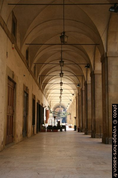 Vue transversale de la Loggia di Vasari à Arezzo. Photo © André M. Winter