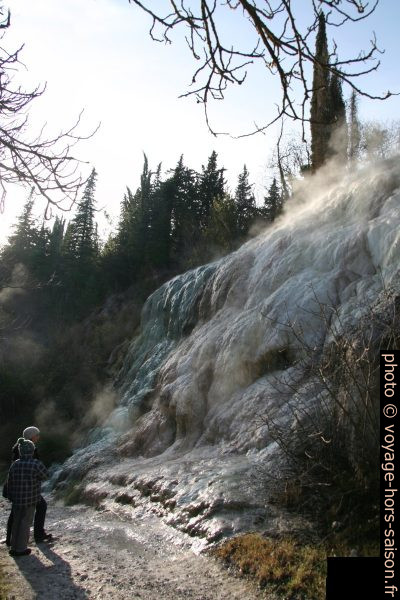 Alex et Nicolas devant une cascade de calcite à Bagni San Filippo. Photo © André M. Winter