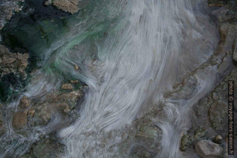 Fils d'algues blanches dans l'eau sulfureuse de Bagni San Filippo. Photo © André M. Winter