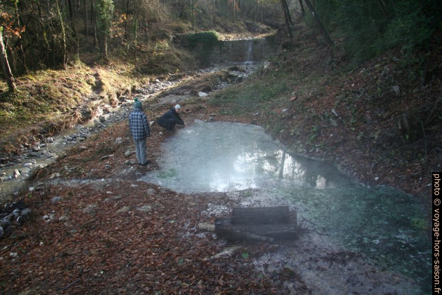 Nicolas et Alex près d'une flaque d'eau chaude à Bagni San Filippo. Photo © André M. Winter