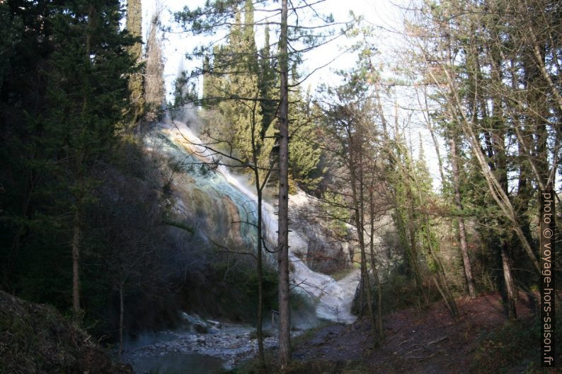 Une cascade de calcite et le ruisseau Fosso Bianco. Photo © André M. Winter