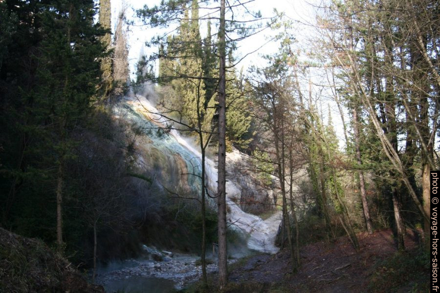 Une cascade de calcite et le ruisseau Fosso Bianco. Photo © André M. Winter