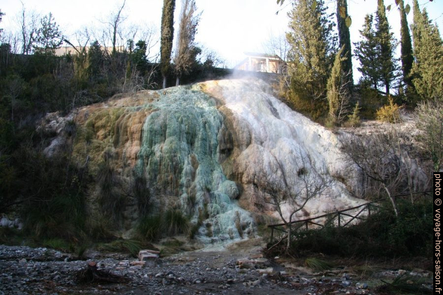 Cascade de calcite devant le Fosso Bianco à Bagni San Filippo. Photo © André M. Winter