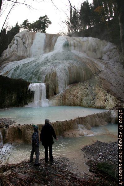 Nicolas et Alex sous la Baleine Blanche de Bagni San Filippo. Photo © André M. Winter