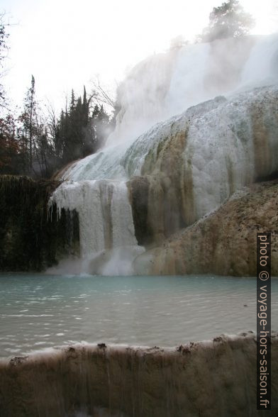 Sources d'eau chaudes fumantes en hiver. Photo © André M. Winter