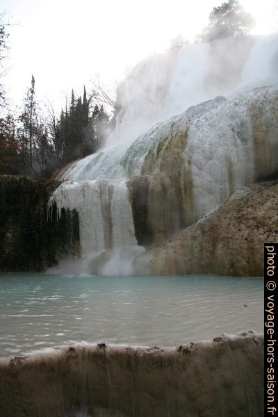 Sources d'eau chaudes fumantes en hiver. Photo © André M. Winter