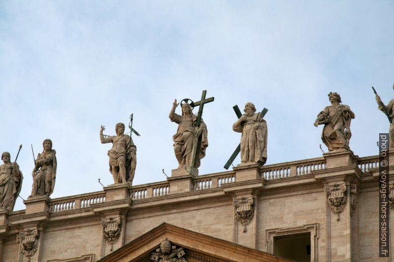 Statues flanquant la façade de la Basilique Saint-Pierre à Rome. Photo © André M. Winter