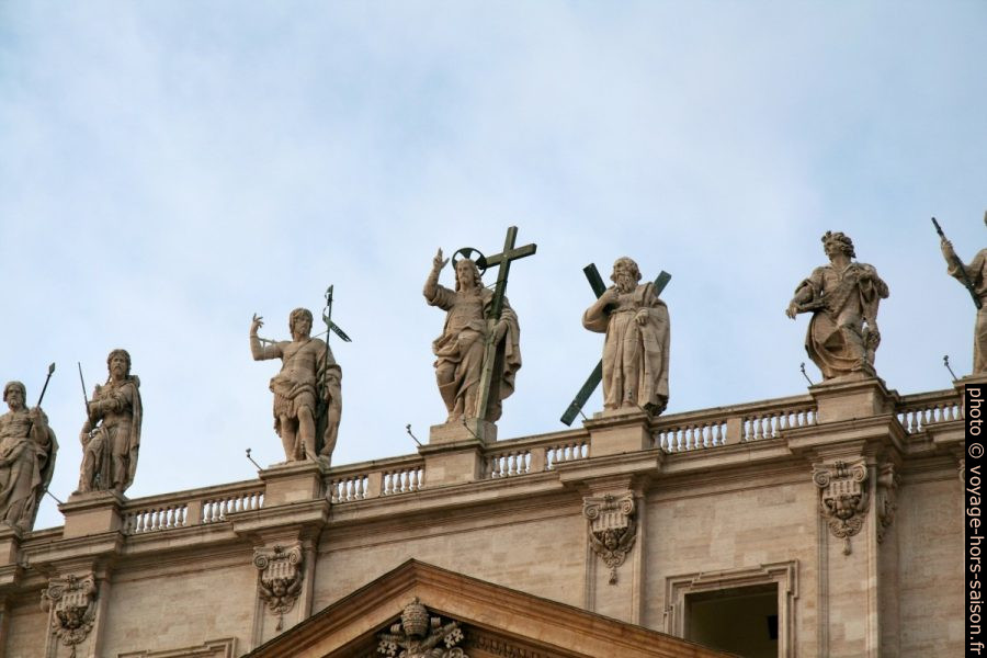 Statues flanquant la façade de la Basilique Saint-Pierre à Rome. Photo © André M. Winter