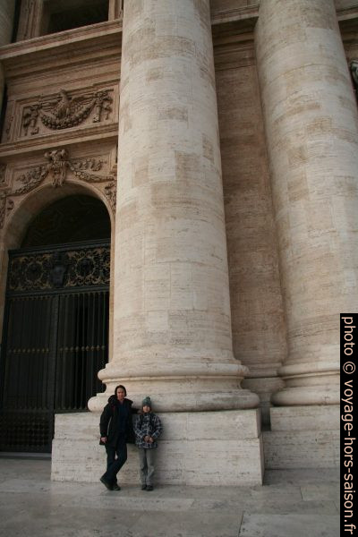 Alex et Nicolas au pied des colonnes corinthiennes géantes de la Basilique Saint-Pierre à Rome. Photo © André M. Winter