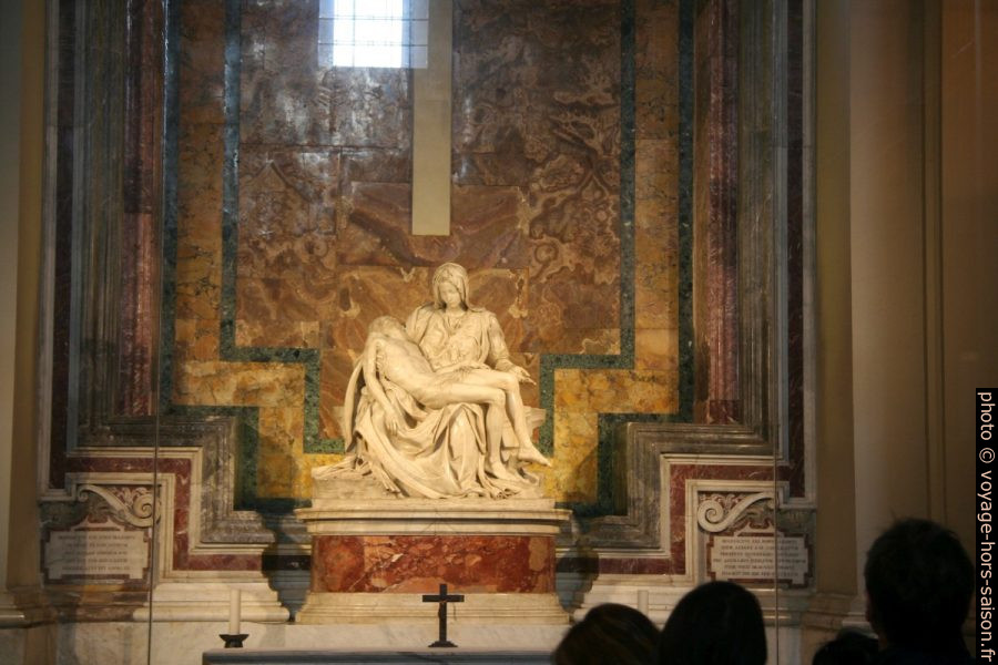 La Pietà de Michel-Ange dans la Basilique Saint-Pierre à Rome. Photo © André M. Winter