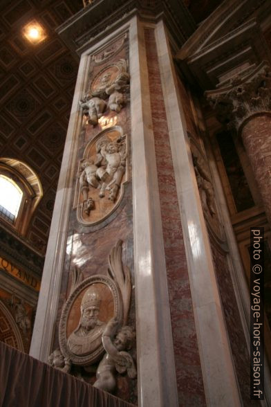 Sculptures de marbre dans la Basilique Saint-Pierre à Rome. Photo © André M. Winter