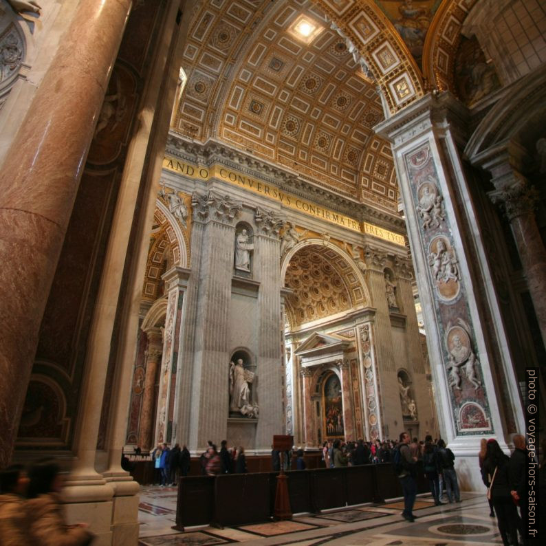 Vue diagonale de la nef de la Basilique Saint-Pierre à Rome. Photo © André M. Winter