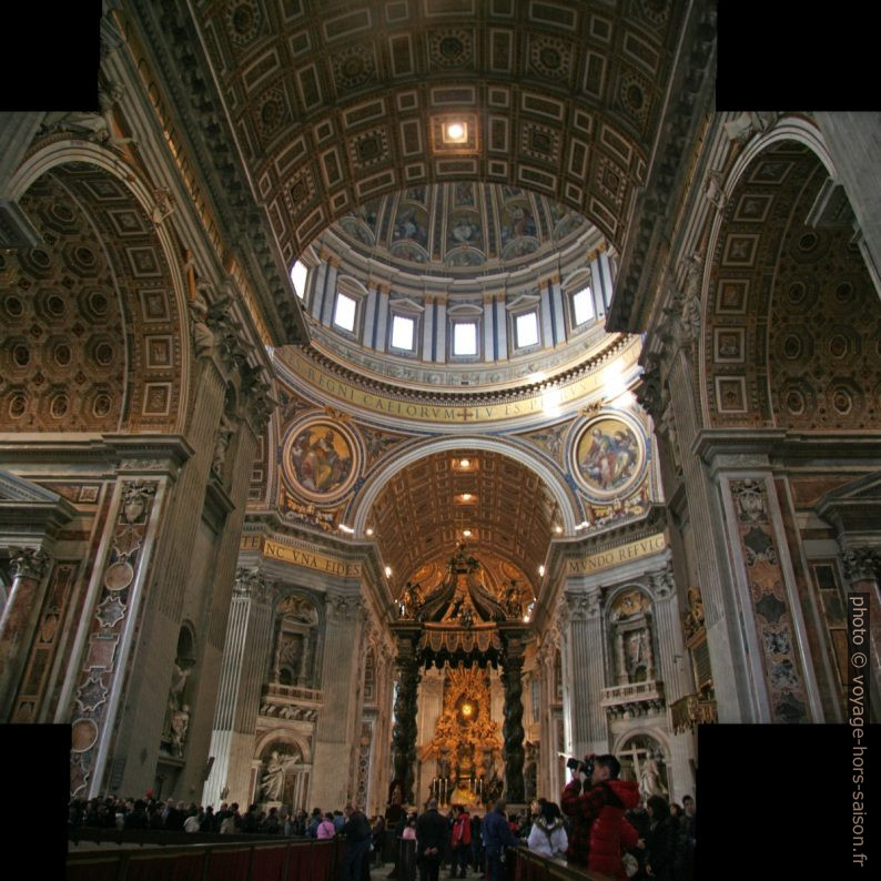Dôme et baldaquin du maître-autel dans la croisée de la Basilique Saint-Pierre. Photo © André M. Winter
