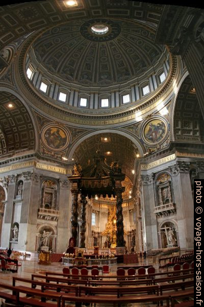 Dôme et baldaquin du maître-autel dans la croisée de la Basilique Saint-Pierre. Photo © André M. Winter