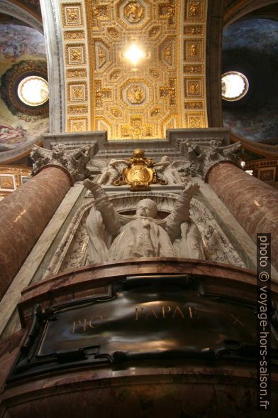 Monument de Pio X vu d'en bas. Photo © André M. Winter