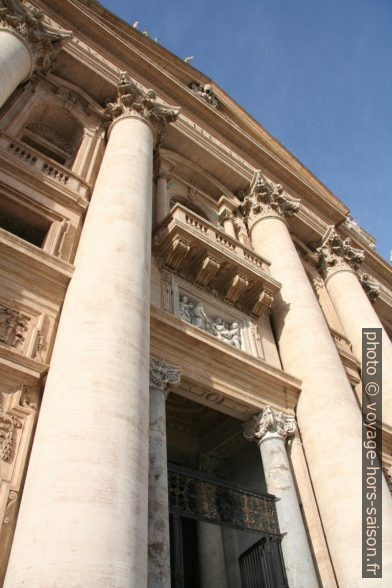 Colonnes corinthiennes géantes de la façade de la Basilique Saint-Pierre à Rome. Photo © André M. Winter