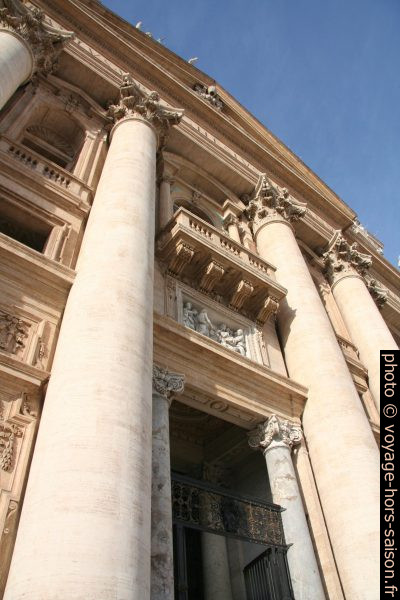 Colonnes corinthiennes géantes de la façade de la Basilique Saint-Pierre à Rome. Photo © André M. Winter