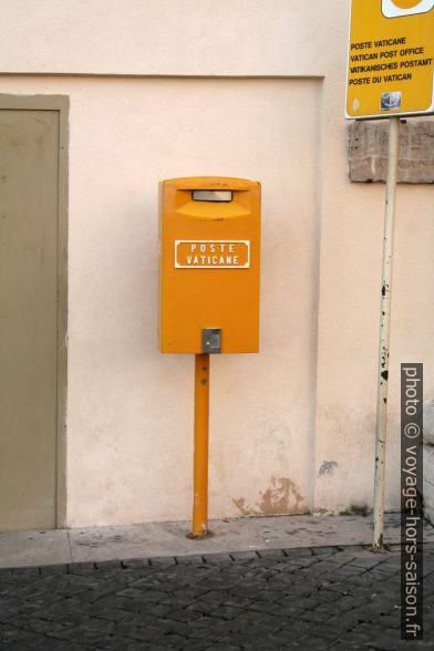 Boite à lettre de la poste du Vatican. Photo © André M. Winter