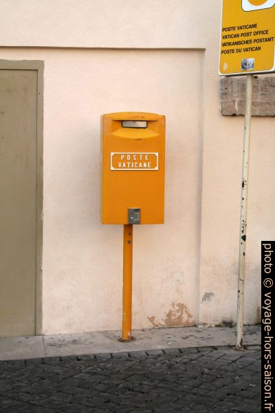 Boite à lettre de la poste du Vatican. Photo © André M. Winter