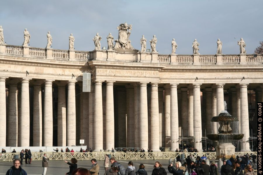 Colonnade de l'arc nord de la place Saint-Pierre. Photo © André M. Winter