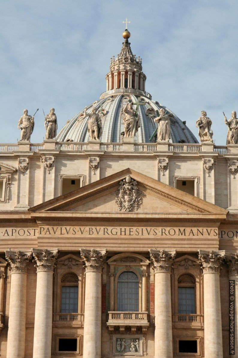 Balcon papal dans la façade, les statues et le dôme de la Basilique Saint-Pierre. Photo © André M. Winter