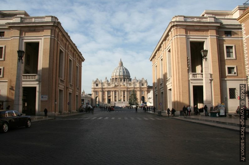 Basilique Saint-Pierre vue par la Via della Conciliazione. Photo © André M. Winter
