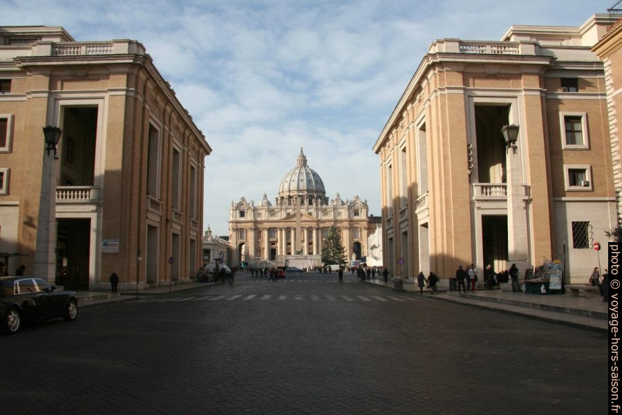 Basilique Saint-Pierre vue par la Via della Conciliazione. Photo © André M. Winter