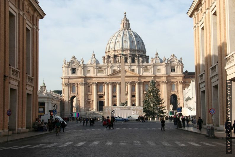 Basilique Saint-Pierre vue par la Via della Conciliazione. Photo © André M. Winter