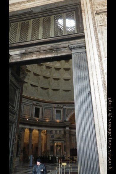 L'intérieur du Panthéon vu par la porte d'entrée. Photo © André M. Winter