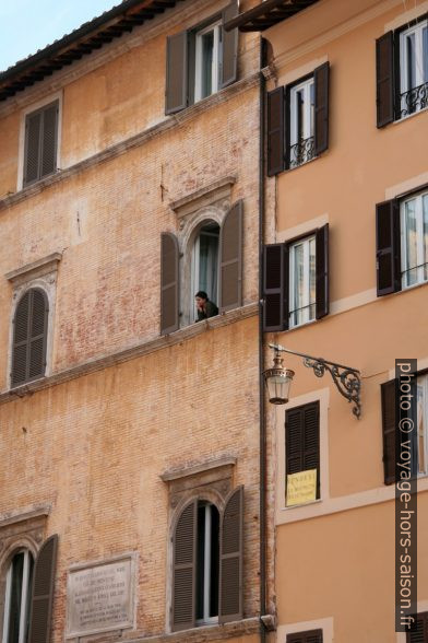 Une femme à une fenêtre sur la Piazza della Rotonda. Photo © Alex Medwedeff