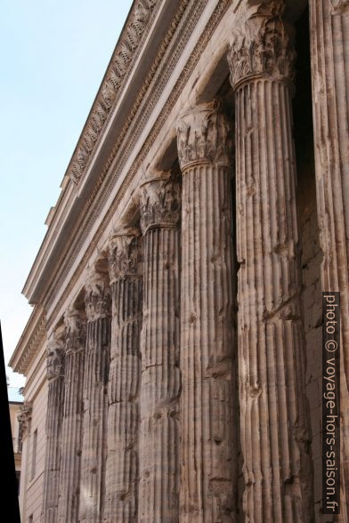 Colonnes du Temple d'Hadrien. Photo © André M. Winter