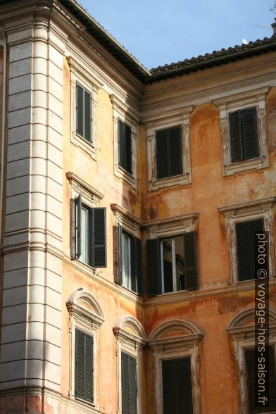 Façades sur la Piazza di Pietra. Photo © Alex Medwedeff