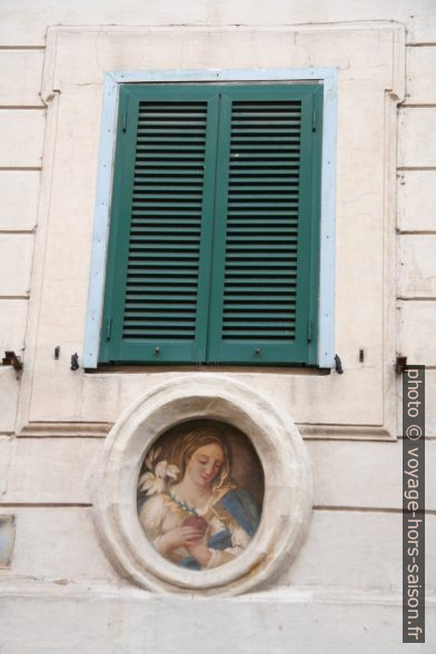 Médaillon peint sur une façade de la Piazza della Rotonda. Photo © Alex Medwedeff