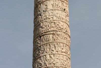 La colonne de Marc-Aurèle à Rome surmontée d'un saint inutile. Photo © André M. Winter